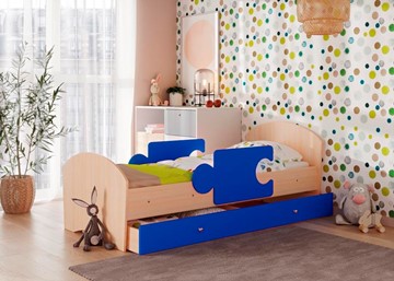 Детская кровать с бортиками и ящиком Мозайка, корпус Млечный дуб/фасад Синий (щиты) в Саранске