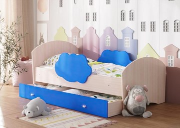 Детская кровать с бортиками Тучка с ящиком, корпус Дуб млечный, фасад Синий в Саранске